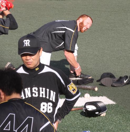 ＜阪神練習＞和田監督（左）との会談を終え、反省した様子で練習に参加するマートン