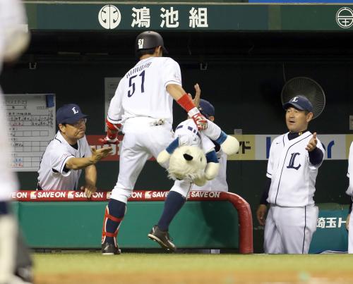 ＜西・Ｄ＞６回１死　先制の本塁打を放った木村５１を出迎える伊原監督（左）と田辺コーチ