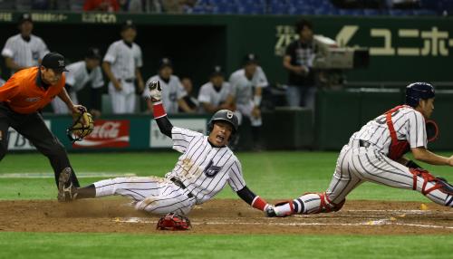 ＜全日本大学野球選手権　龍谷大・国際武道大＞９回１死二塁、森の左前打で生還する龍谷大・二走・今西（左）