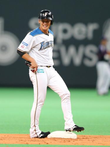 ＜日・ヤ＞２回１死一塁、適時二塁打を放った日本ハム・石川慎