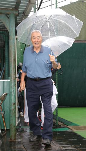 イースタンリーグ巨人―楽天戦が４回降雨ノーゲームとなり、傘をさしてジャイアンツ球場を後にする金田氏