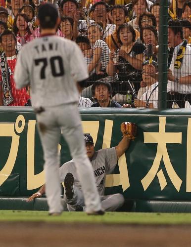 ＜神・中＞５回１死二塁、梅野のフライをキャッチした平田は足を負傷