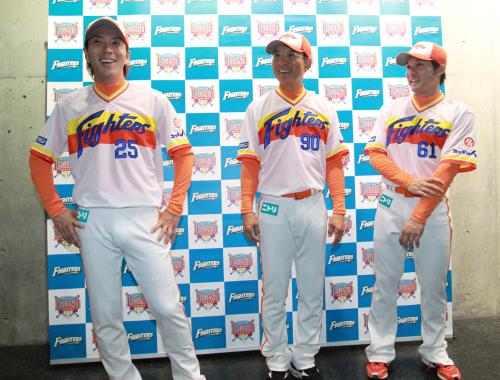 レジェンドシリーズで着用するユニホームを披露した日本ハムの（左から）宮西、白井コーチ、杉谷