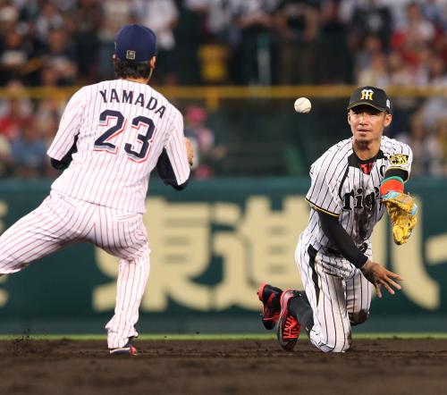 ＜全セ・全パ＞２回２死一塁、日本ハム・大引の打球を好捕する阪神・鳥谷（右）