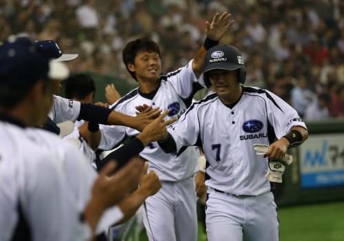 ＜セガサミー・富士重工＞５回１死満塁、富士重工・小川の左前適時打で生還した竹田（右端）はチームメートに出迎えられる