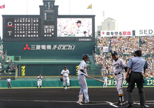 ＜神・巨＞始球式を行った江夏氏だったが投球が逸れ、田淵氏（右から２人目）が捕球できず苦笑い