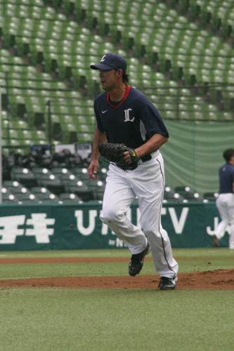 投手練習に参加し、25日に出場選手登録される小林宏