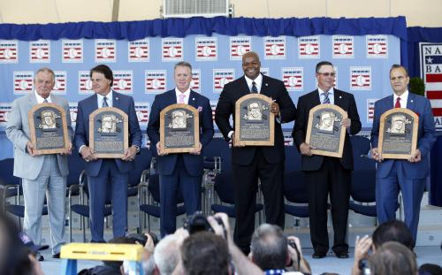 米国の野球殿堂入り式典で記念写真に納まる（左から）Ｂ・コックス氏、Ｔ・ラルーサ氏、Ｔ・グラビン氏、Ｆ・トーマス氏、Ｇ・マダックス氏、Ｊ・トーリ氏（ＡＰ）