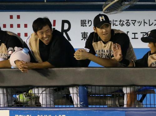 ＜ロ・日＞６回１失点で降板した斎藤（左）はベンチで笑顔を見せる。右は大谷