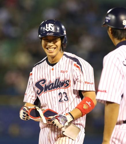 ＜ヤ・中＞８回２死満塁、左前適時安打のヤクルト・山田は一塁ベース上で笑顔を浮かべる