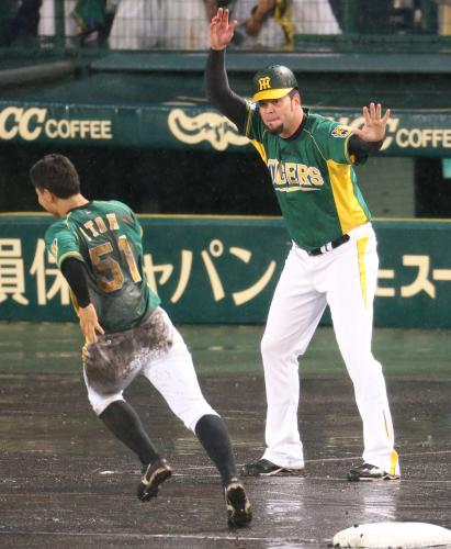 三塁を回る伊藤隼（左）と三塁コーチャー役のメッセンジャー