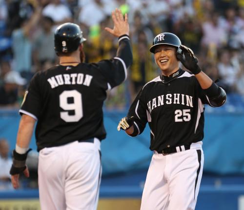 ＜ヤ・神＞初回２死満塁で阪神・新井は本塁打を打ちマートン（左）の出迎えに笑顔を見せる