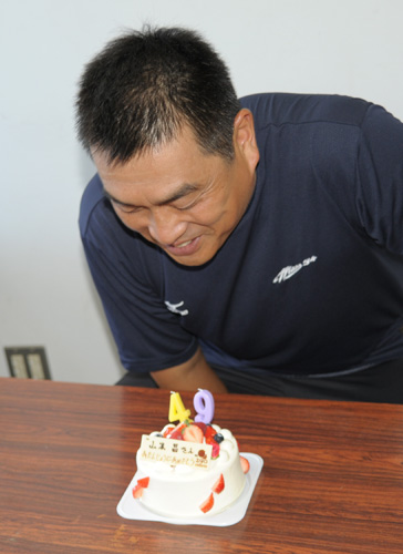 報道陣からプレゼントされた４９歳の誕生日ケーキをうれしそうにのぞきこむ中日・山本昌