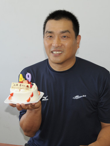 ４９歳の誕生日ケーキを手にする中日・山本昌