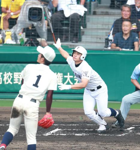 ＜東邦・日南学園＞６回、溝口は横川から右越えに２点本塁打を放つ