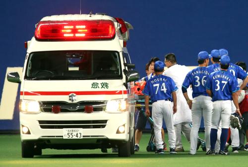 ＜中・Ｄ＞初回、グラウンドに乗り入れた救急車で搬送される筒香