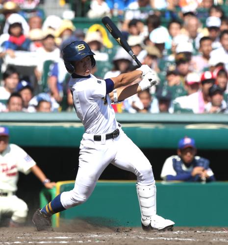 ＜聖光学院・神戸国際大付＞７回２死一、二塁、石垣は右翼線に勝ち越しの適時二塁打を放つ