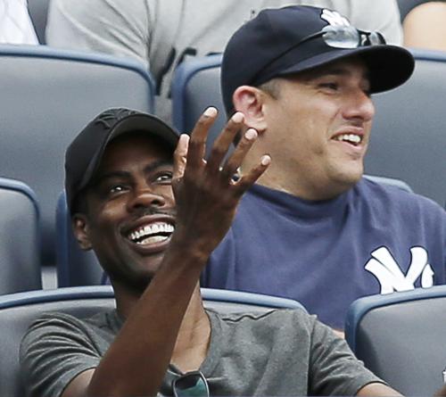 コメディアンのクリス・ロック氏(左)はヤンキースタジアムで野球観戦を楽しむ　(ＡＰ)