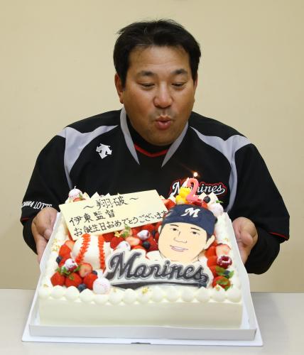 ＜日・ロ＞試合前、５２歳の誕生ケーキのろうそくを吹き消す伊東監督