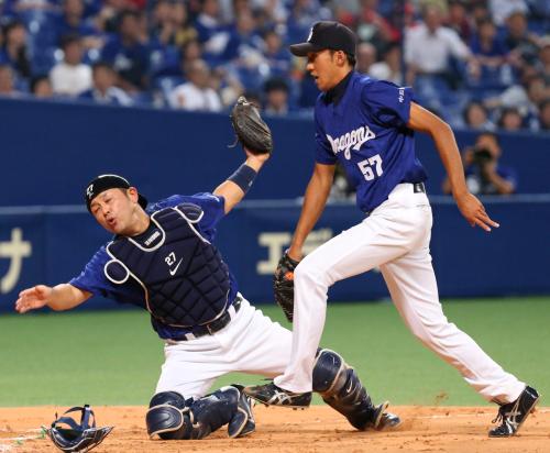 ＜中・広＞１１回１死一、三塁、赤松のスクイズの送球を、小川（右）が本塁へ悪送球。捕手・谷繁兼任監督