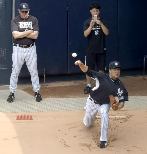 ロスチャイルド投手コーチに見守られ、投球練習をするヤンキース・田中
