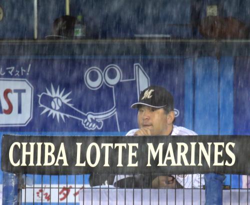＜ロ・西＞６回表を終了して雨天中断となりロッテ・伊東監督はベンチで憮然とした表情を浮かべる