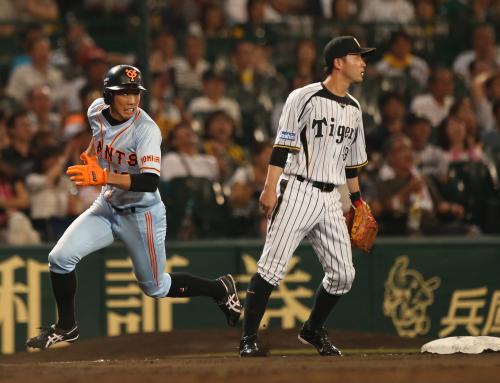 ＜神・巨＞８回１死二塁、スタートをきっていた二走・鈴木尚（左）は坂本の遊撃内野安打で一気に生還する