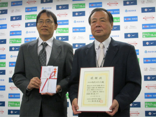 贈呈式に臨んだ（左から）日本対がん協会・伊藤正樹事務局長と西武・居郷肇球団社長