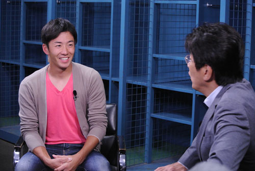 石橋貴明のインタビューに応じる日本ハム・斎藤佑樹（左）（Ｃ）ＴＢＳ