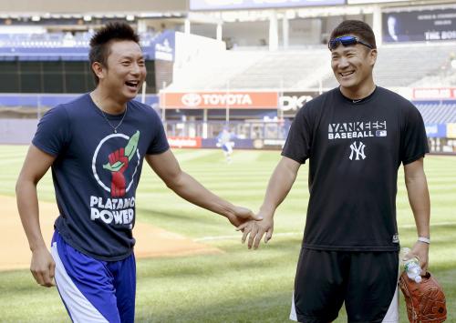 試合前、笑顔を見せるブルージェイズ・川崎（左）とヤンキース・田中