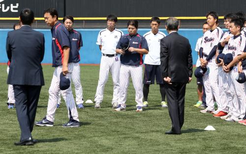 ＜ヤクルト練習＞練習前、ナインんの前で辞任のあいさつを小川監督（左から２人目）