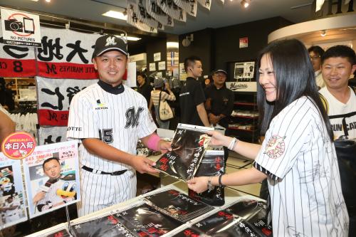 ＜ロ・日＞試合後、田村（左）はグッズショップで店員をつとめ”田村グッズ”　を販売