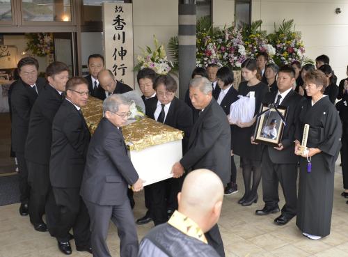 葬儀・告別式の会場を出る香川伸行氏のひつぎ