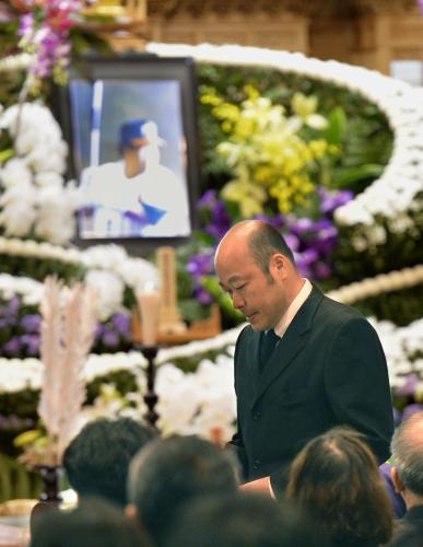 香川氏の葬儀・告別式で弔辞を読み終えた佐野さん