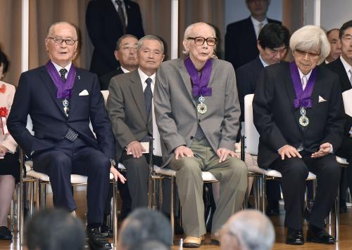 ２０１４年度の名誉都民として顕彰された（前列左から）長嶋茂雄氏、三橋国民氏、山田洋次氏