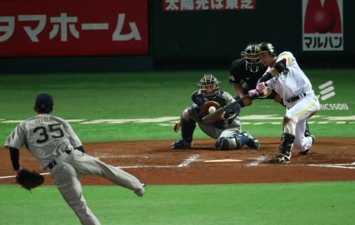 ＜ソ・オ＞１０回１死満塁、松田はサヨナラ打を放つ。投手・比嘉