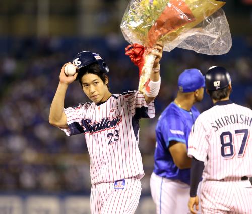＜ヤ・Ｄ＞６回２死、右打者シーズン最多１９１安打に並び一塁ベース上で記念ボールと花束を手にする山田