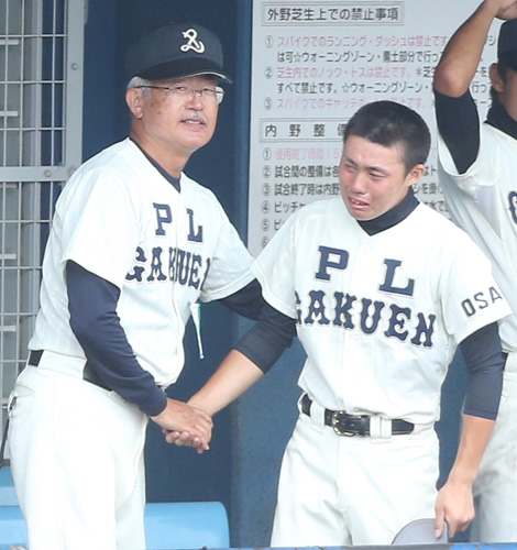 ７月の全国高校野球選手権大阪大会決勝で敗れた正井監督（左）と選手