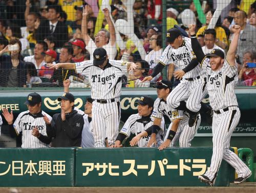 ファイナルステージ進出を決め、歓喜の表情でベンチを飛び出すマートン（右端）ら阪神ナイン