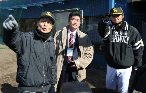 １２年の宮崎キャンプで談笑する（左から）王貞治球団会長、工藤公康氏（野球評論家）、秋山幸二監督