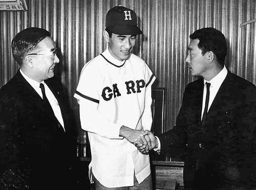 １９６８年のドラフトで広島から１位指名された法大の山本浩司（中央）。左は松田耕平オーナー代理、右は根本陸夫監督