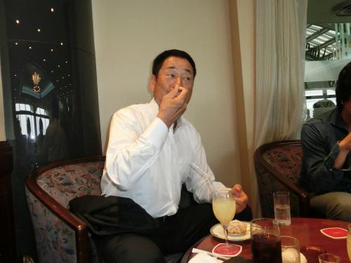 宮崎空港でモンブランを食べる中畑監督