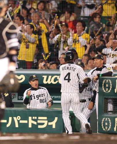 ＜神・ソ＞４回１死二塁、ゴメスの適時二塁打で生還した二走・上本（背４）を出迎える阪神・和田監督（左）