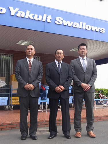 ヤクルトのクラブハウスを訪れた（左から）成本氏、水谷氏、斉藤氏