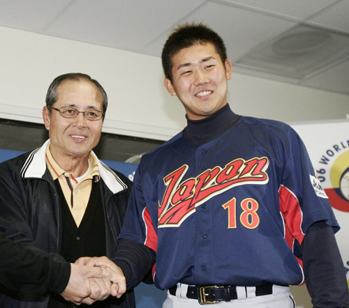 ０６年ＷＢＣ優勝後、握手を交わす当時の王監督（左）と松坂