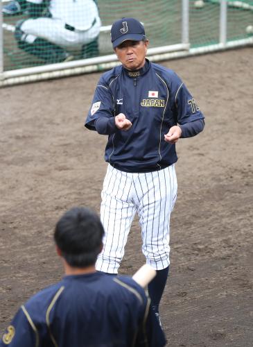 平田２１Ｕ日本代表監督（奥）が北條に声をかける