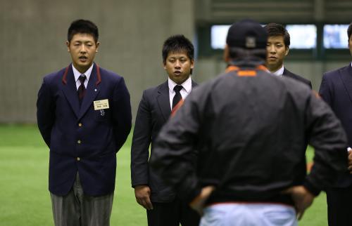 施設見学のためジャイアンツ球場を訪れ岡崎２軍監督（背中）の訓示に聞き入る（左から）岡本、戸根らドラフト指名選手