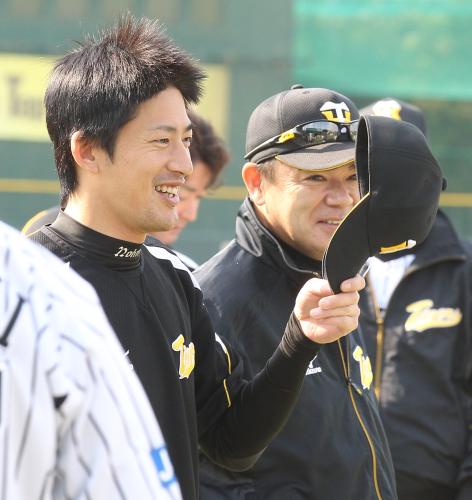 練習前に能見（左）は和田監督に声をかけられる