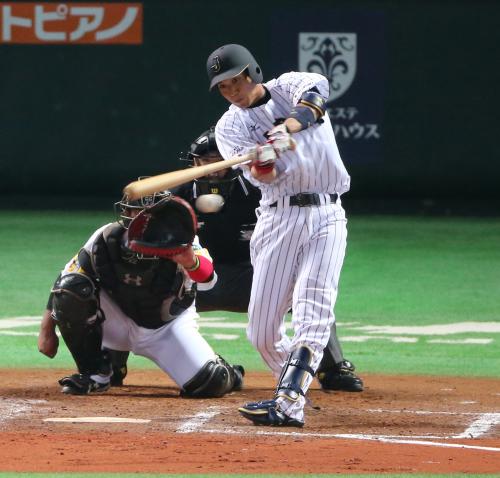 ＜日本・ソ日連合＞８回２死、山田は三塁手の股間を抜く左翼線二塁打を放つ