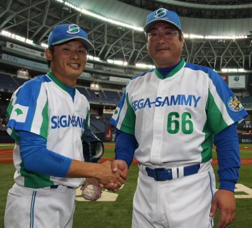 ＜日本生命・セガサミー＞完封勝利の横田（左）を握手でねぎらうセガサミー・初芝監督